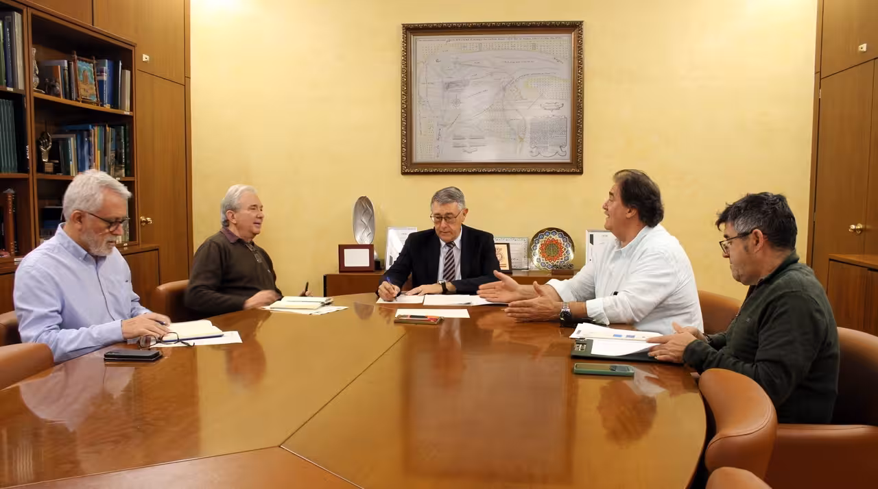 Urrea se re&uacute;ne con el alcalde de Yeste (Foto CHS)