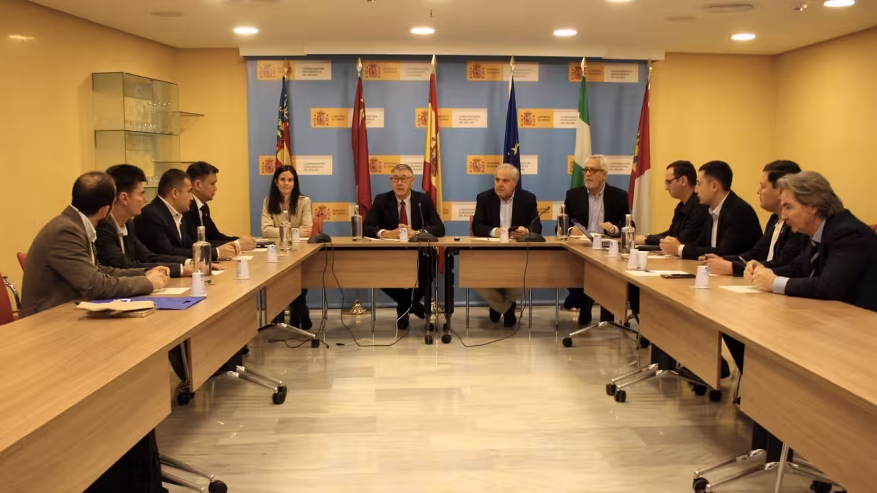 Una delegaci&oacute;n de Uzbekist&aacute;n visita la CHS (Foto Confederaci&oacute;n Hidrogr&aacute;fica del Segura)