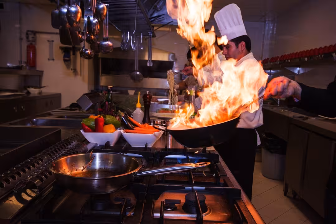 Cocina de un restaurante (Imagen de Engin Akyurt en Pixabay)
