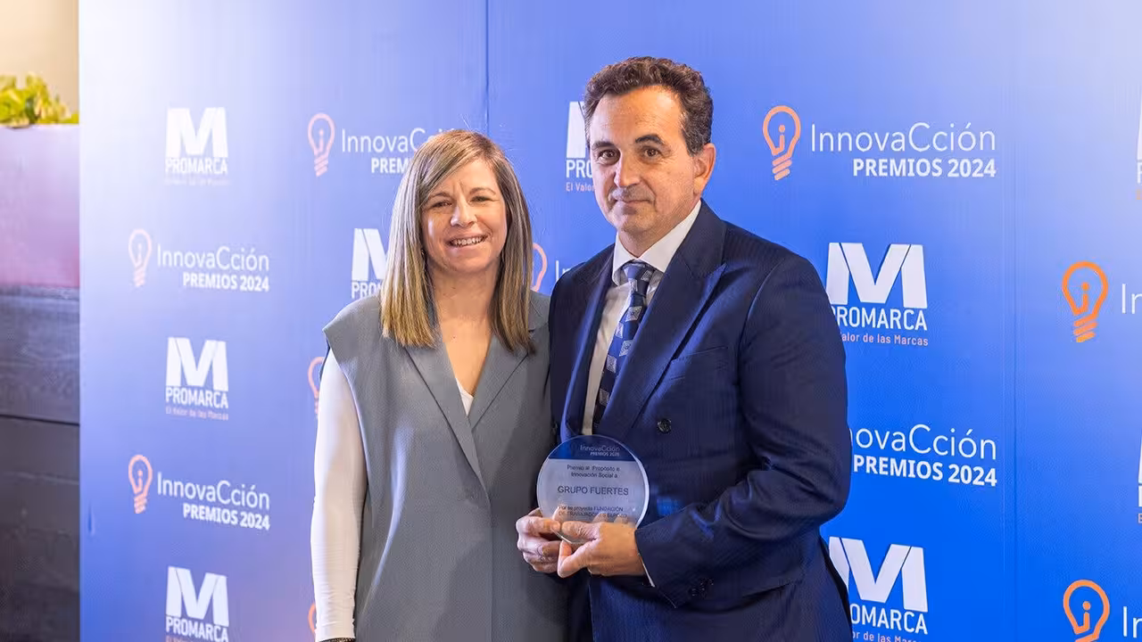 El director general de El Pozo Alimentaci&oacute;n, Rafael Fuertes recibe el galard&oacute;n de la mano de la directora de Servicio al Cliente de Kantar Worldpanel en Madrid, Ana Machota (Foto ElPozo Alimentaci&oacute;n)