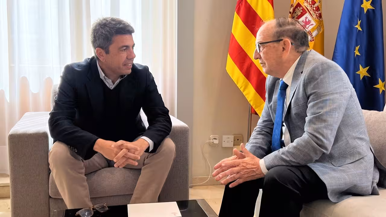 Carlos Maz&oacute;n mantiene una reuni&oacute;n con &Aacute;ngel Urbina (Foto Generalitat valenciana)
