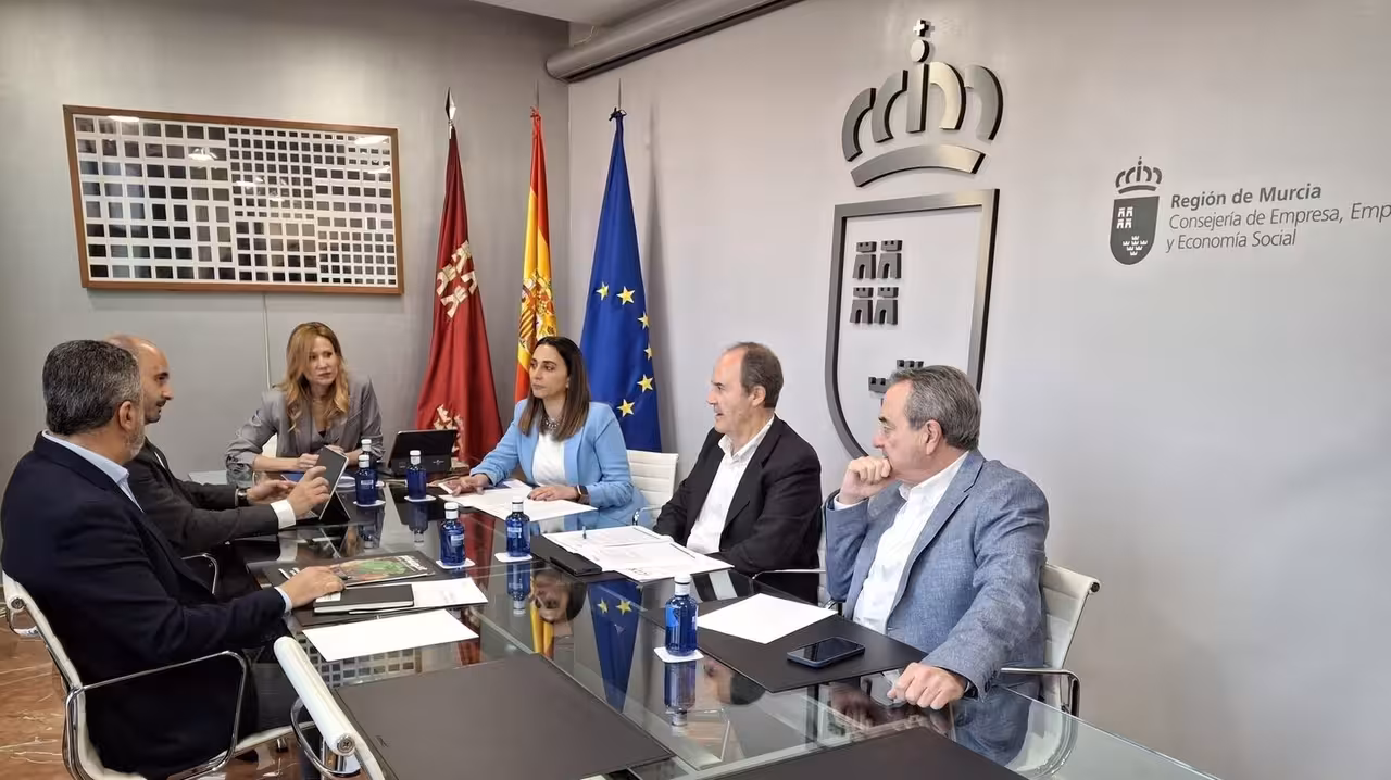 Reuni&oacute;n de las consejeras de Empresas y Agricultura con los representantes de Proexport y Apoexpa (Foto CARM)