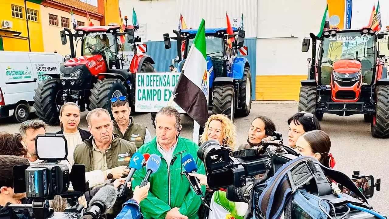 Declaraciones antes de la salida de la tractorada (Foto Apag Extremadura Asaja RRSS)