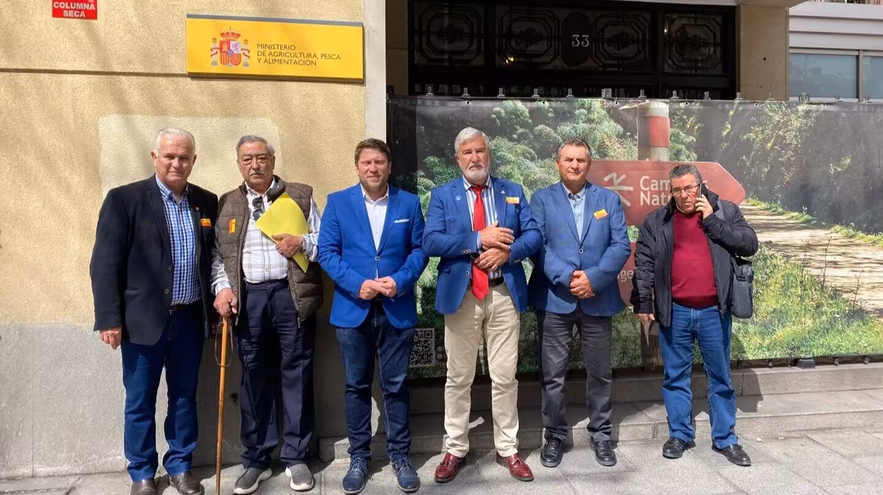 El director general de Producci&oacute;n Agraria, Ganadera y Pesquera, Juan Pedro Vera, junto a los representantes de Fecoam tras la reuni&oacute;n que han mantenido con responsables de Sanidad Vegetal del Ministerio (Foto CARM)