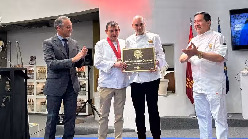 Jos&eacute; Antonio Jim&eacute;nez, de la confiter&iacute;a Jim&eacute;nez de Puente Tocinos (Murcia), ganador del VI Concurso Regional del Pastel de Carne Artesano (Foto CARM)
