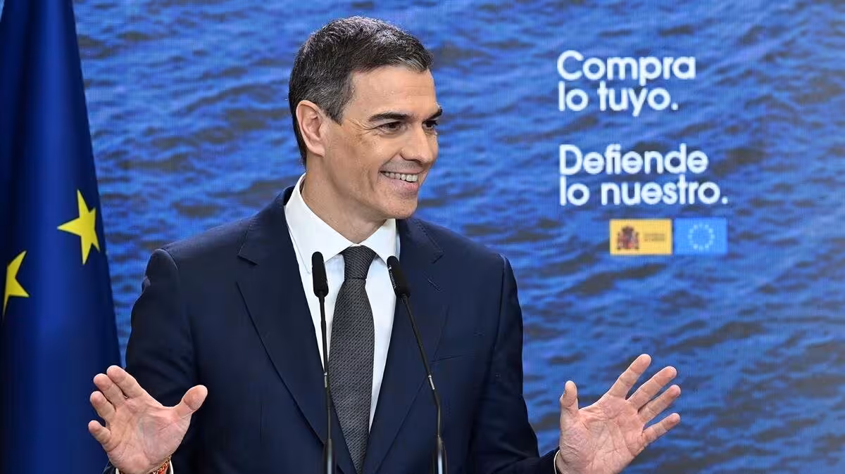 El presidente del Gobierno, Pedro S&aacute;nchez, durante su comparecencia tras la reuni&oacute;n que ha mantenido con los representantes del tejido productivo espa&ntilde;ol para abordar la respuesta a la amenaza arancelaria de Estados Unidos| Pool Moncloa/Borja Puig de la Bellacasa / Archivo