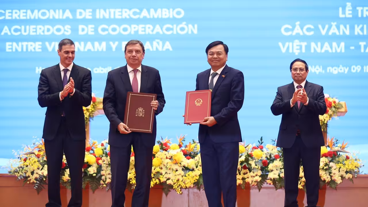 Firma en Hanoi de un memorando de colaboraci&oacute;n en materia de calidad y seguridad alimentaria con Vietman (Foto CARM)