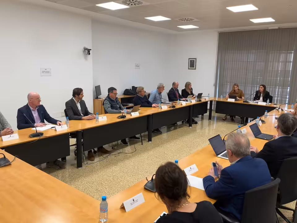 Las consejeras Sara Rubira y Marisa L&oacute;pez Arag&oacute;n durante la reuni&oacute;n con representantes del sector agroalimentario afectados por los aranceles de EE.UU (Foto CARM)