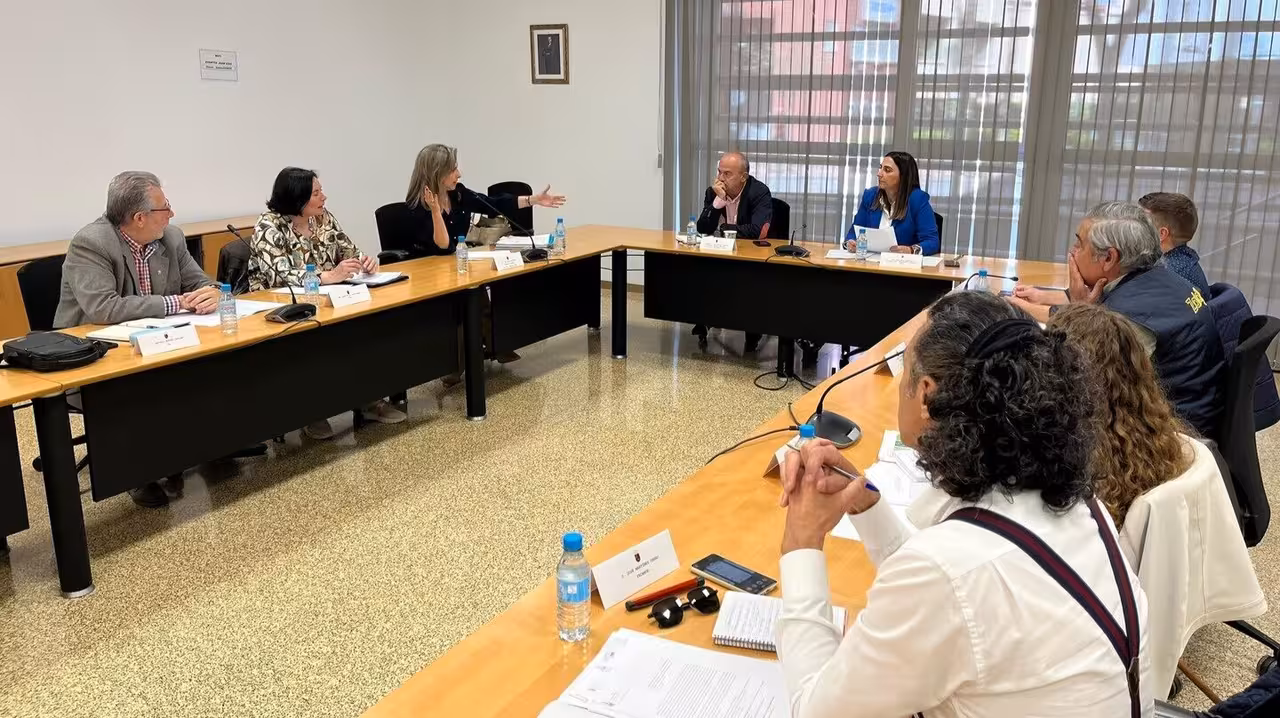 La consejera Sara Rubira preside la Mesa de los Frutos Secos (Foto CARM)