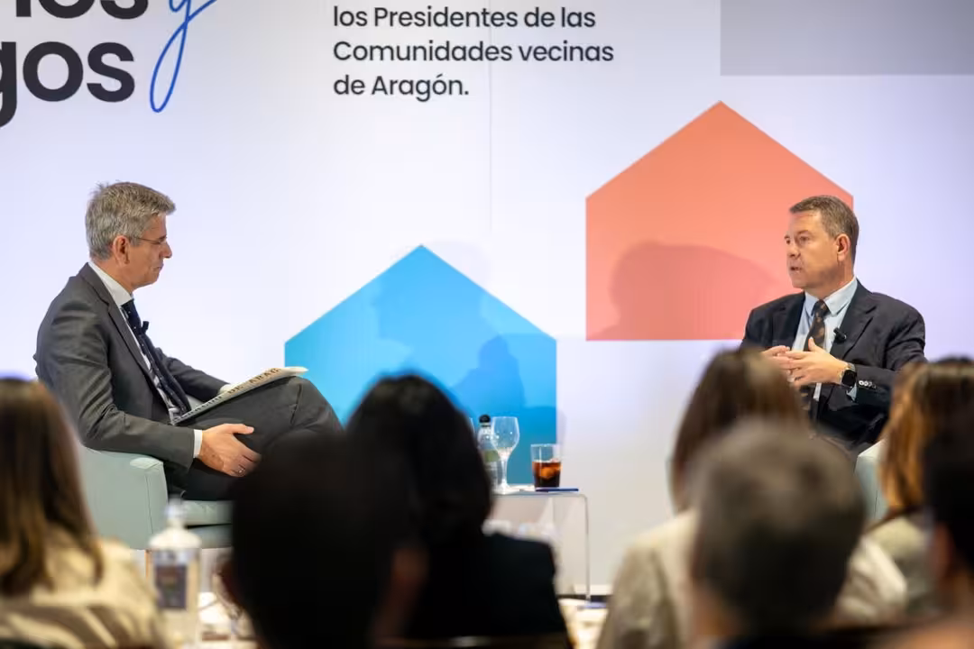 Emiliano Garc&iacute;a-Page, participa en Zaragoza, en el ciclo &lsquo;Vecinos y Amigos&rsquo; (Foto Gobierno de C-LM)