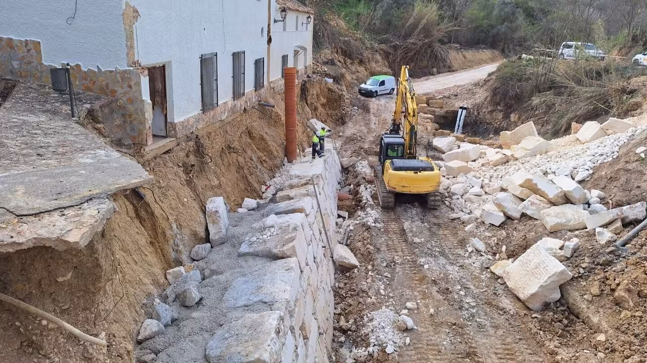Trabajos de reparaci&oacute;n de da&ntilde;os por la DANA en Letur (Foto CHS)
