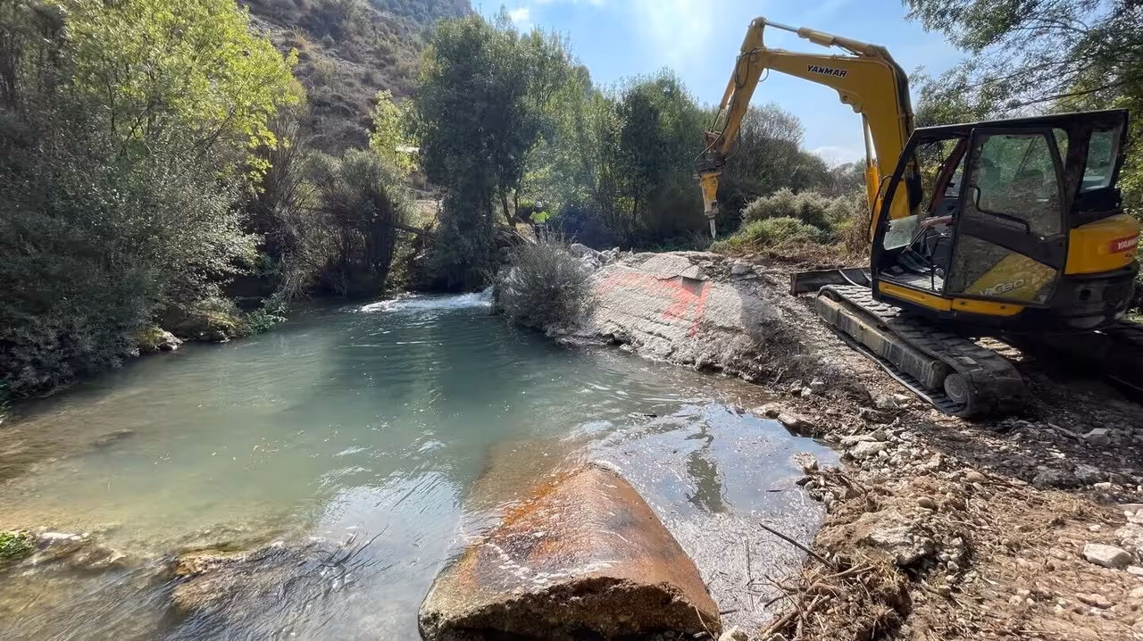 Eliminaci&oacute;n de azud en el r&iacute;o Zumeta (Foto CHS)