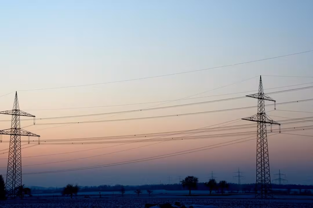 Torres el&eacute;ctricas (Imagen de moerschy en Pixabay)