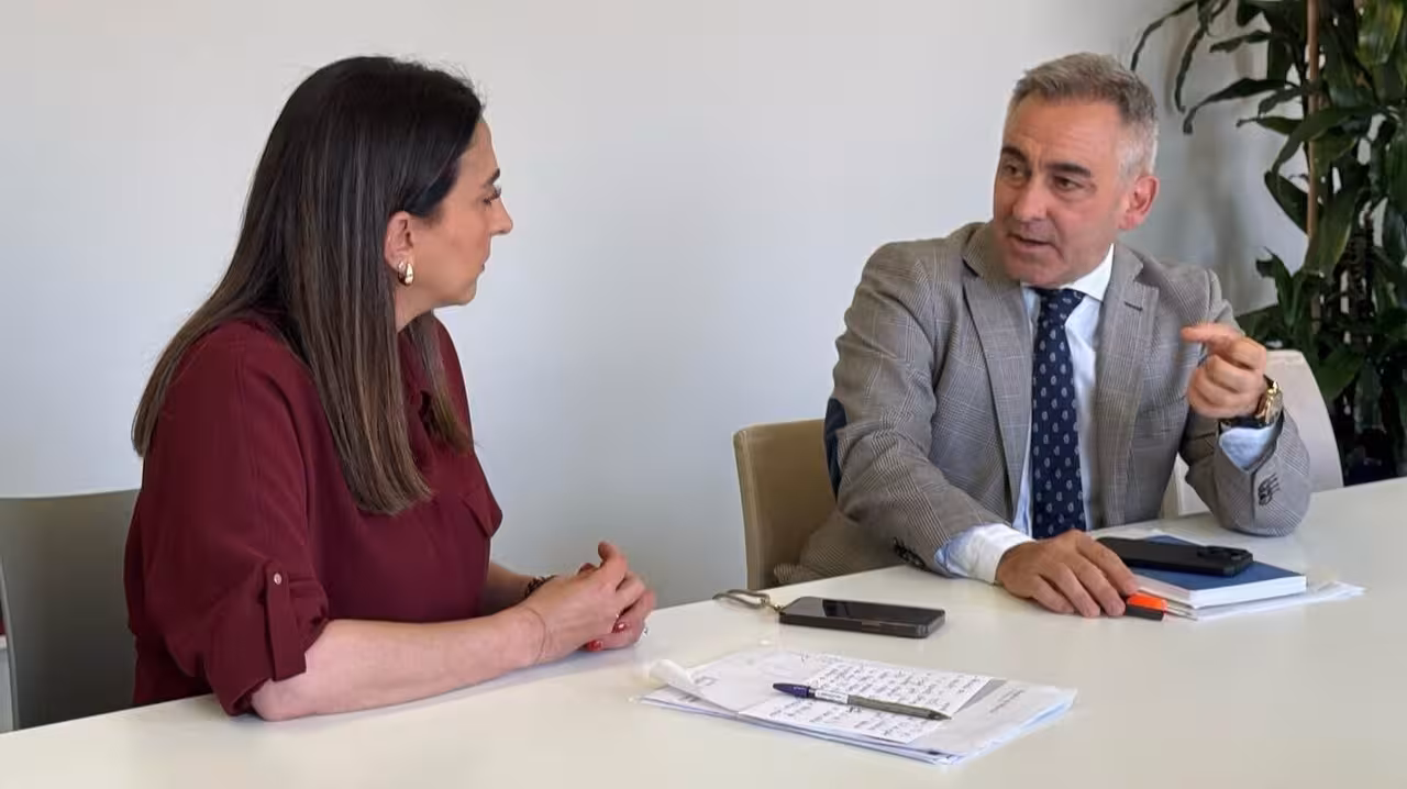 El conseller de Agricultura, Agua, Ganader&iacute;a y Pesca, Miguel Barrachina, y la consejera de la Regi&oacute;n de Murcia, Sara Rubira (Foto Generalitat Valenciana)