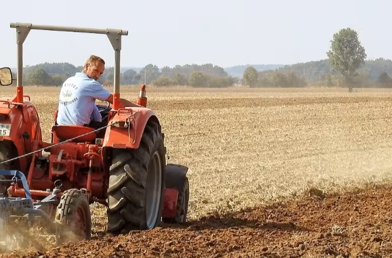 Labores agr&iacute;colas con un tractor (Foto MAPA)