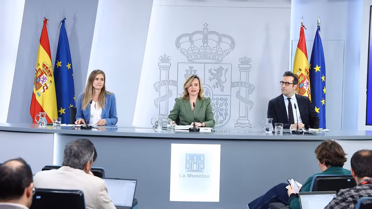 30/04/2025. Rueda de prensa tras el Consejo de Ministros extraordinario: Sara Aagesen, Pilar Alegr&iacute;a y Carlos Cuerpo. La vicepresidenta terc...Descargar 
La vicepresidenta tercera y ministra para la Transici&oacute;n Ecol&oacute;gica y el Reto Demogr&aacute;fico, la ministra de Educaci&oacute;n, Formaci&oacute;n Profesional y Deportes y portavoz del Gobierno y el ministro de Econom&iacute;a, Comercio y Empresa (Foto Pool Moncloa/Fernando Calvo)