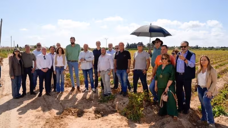 Rodrigo Alonso y miembros de Vox visitan una finca de cultivo de patatas en el Campo de Cartagena (Foto Daniel Sabiote/Vox)