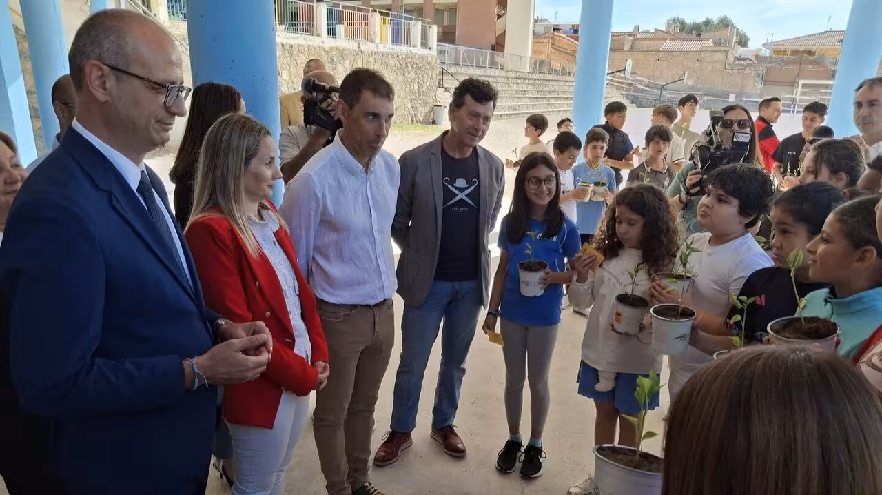Mar&iacute;n visita el CEIP Ciudad de Begastri de Ceheg&iacute;n, que participa en un programa piloto de formaci&oacute;n sobre el Piment&oacute;n de Murcia con Denominaci&oacute;n de Origen Protegida (Foto CARM)