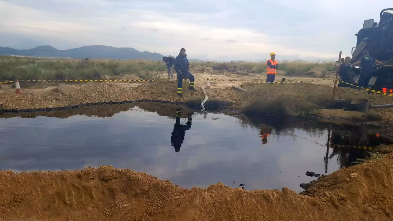 Vertido de crudo en las proximidades del r&iacute;o Qu&iacute;par, en Calasparra (Foto CHS)