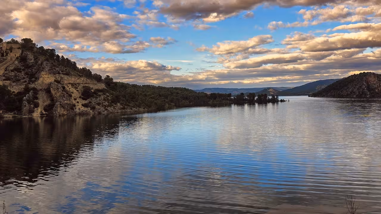Agua embalsada (Foto Asociaci&oacute;n de Municipios Ribere&ntilde;os de los Embalses de Entrepe&ntilde;as y Buend&iacute;a)