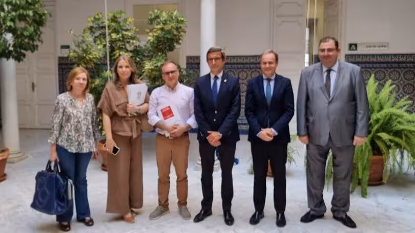 Ana Roc&iacute;o Ruiz D&iacute;az, abogada de la plataforma La Campi&ntilde;a Norte; Natalia Corbal&aacute;n; Rafael Alcal&aacute;, portavoz de La Campi&ntilde;a Norte; Jorge Paradela, consejero de Industria, Energ&iacute;a y Minas; Manuel Larrasa, secretario general de Energ&iacute;a; Javier Calvente, delegado territorial de Ja&eacute;n (Foto SOS Rural)