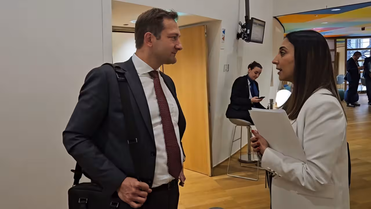 Sara Rubira con el comisario de Agricultura y Desarrollo Rural, Christophe Hansen en Bruselas (Foto CARM)