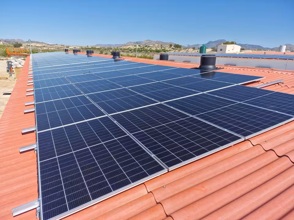 Placas solares instaladas en Porcisan (Foto Cubierta Solar)