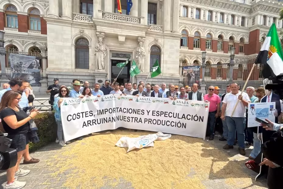 Protesta ante el MAPA por la crisis de precios del cereal (Foto Asaja)