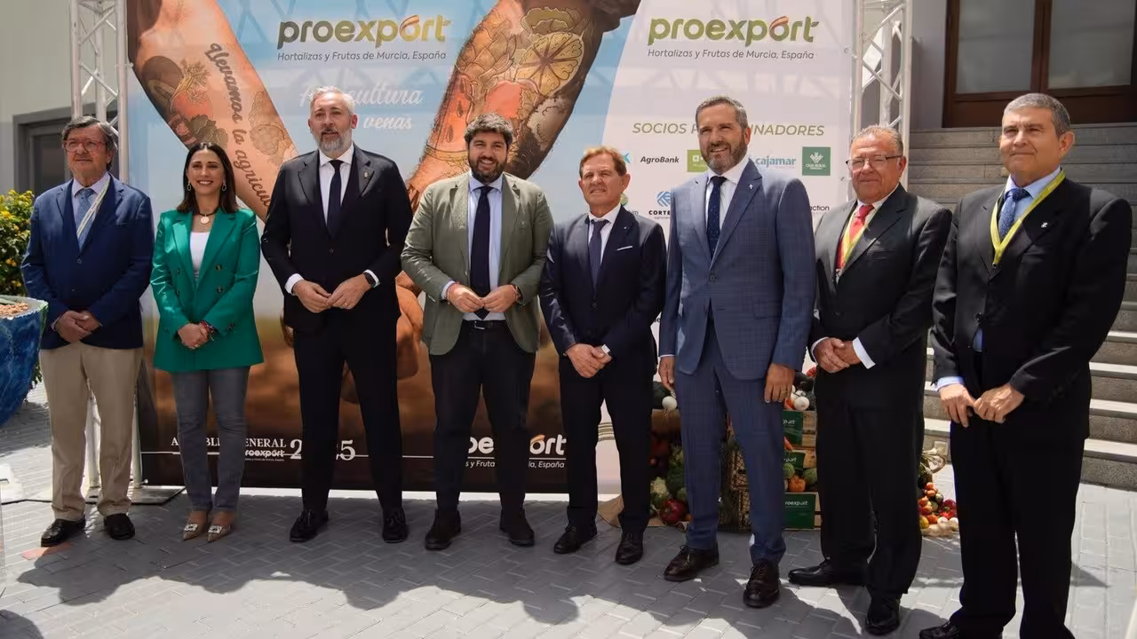 Mariano Zapata y Fernando L&oacute;pez Miras posan junto a otros asistentes antes de la clausura de la asamblea general de Proexport (Foto Proexport)