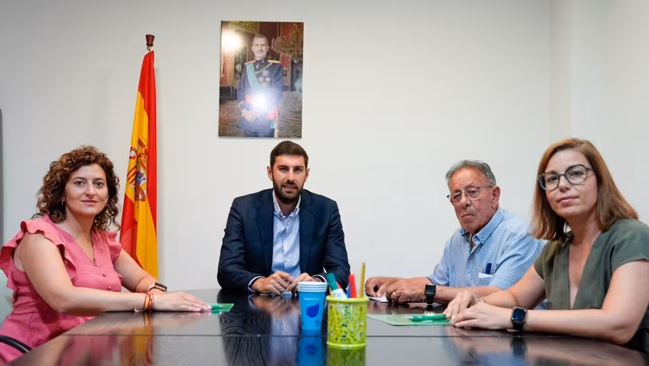 Antelo y Jer&oacute;nima Reinaldos se re&uacute;nen con la Comunidad de Regantes de Puerto Lumbreras (Foto Daniel Sabiote/Vox)