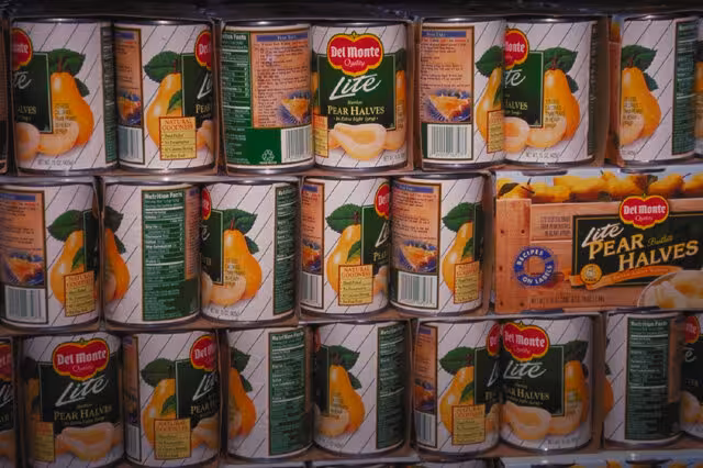 Latas de guisantes Del Campo (Foto por Ken Hammond - USDA OnLine Photography Center - http://www.usda.gov/oc/photo/02cs0584.htm, Dominio p&uacute;blico)