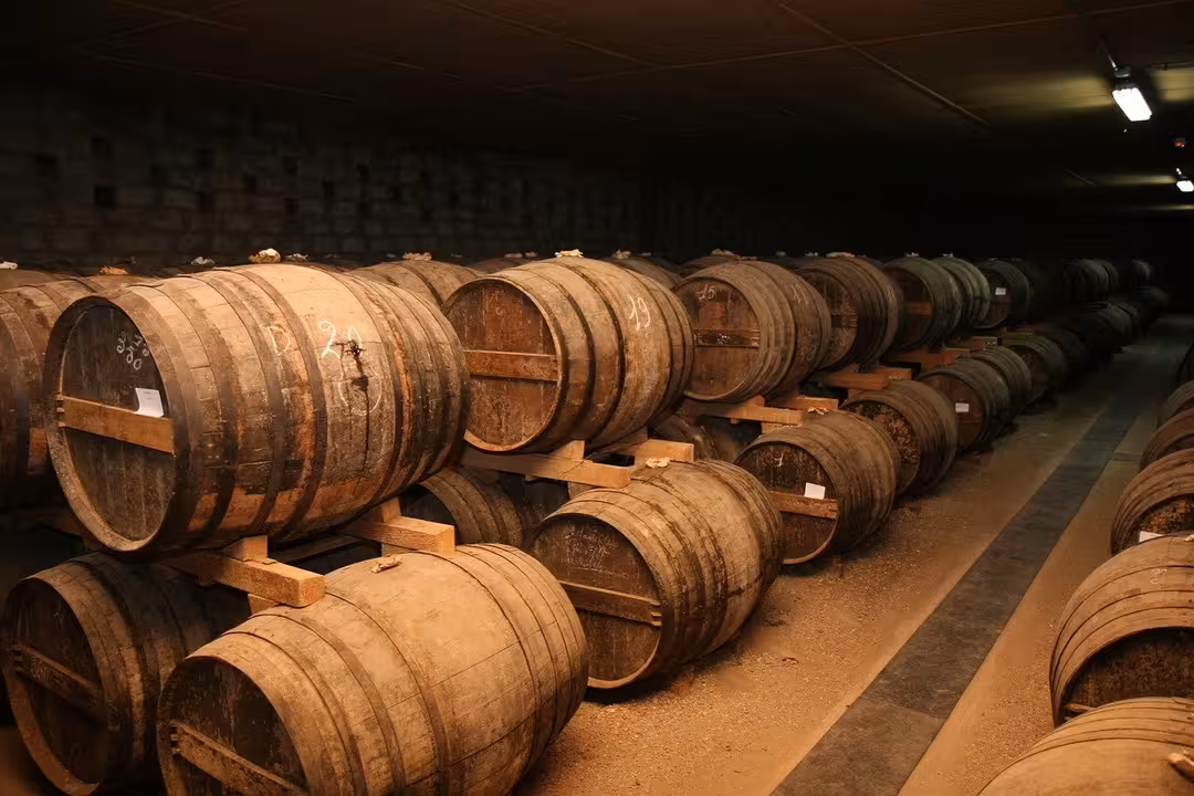 Barriles en una bodega de brandy (Imagen de Sergey Nemo en Pixabay)