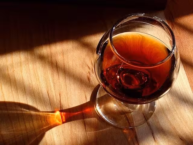 Copa de brandy (Imagen de PDPhotos en Pixabay)