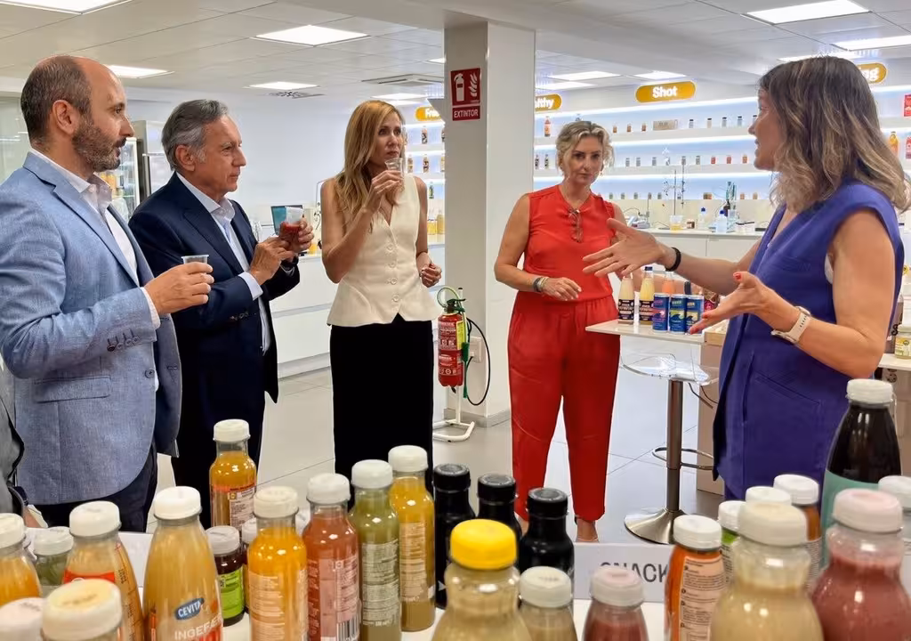 Marisa L&oacute;pez Arag&oacute;n, durante la visita a las instalaciones de AMC Global (Foto CARM)