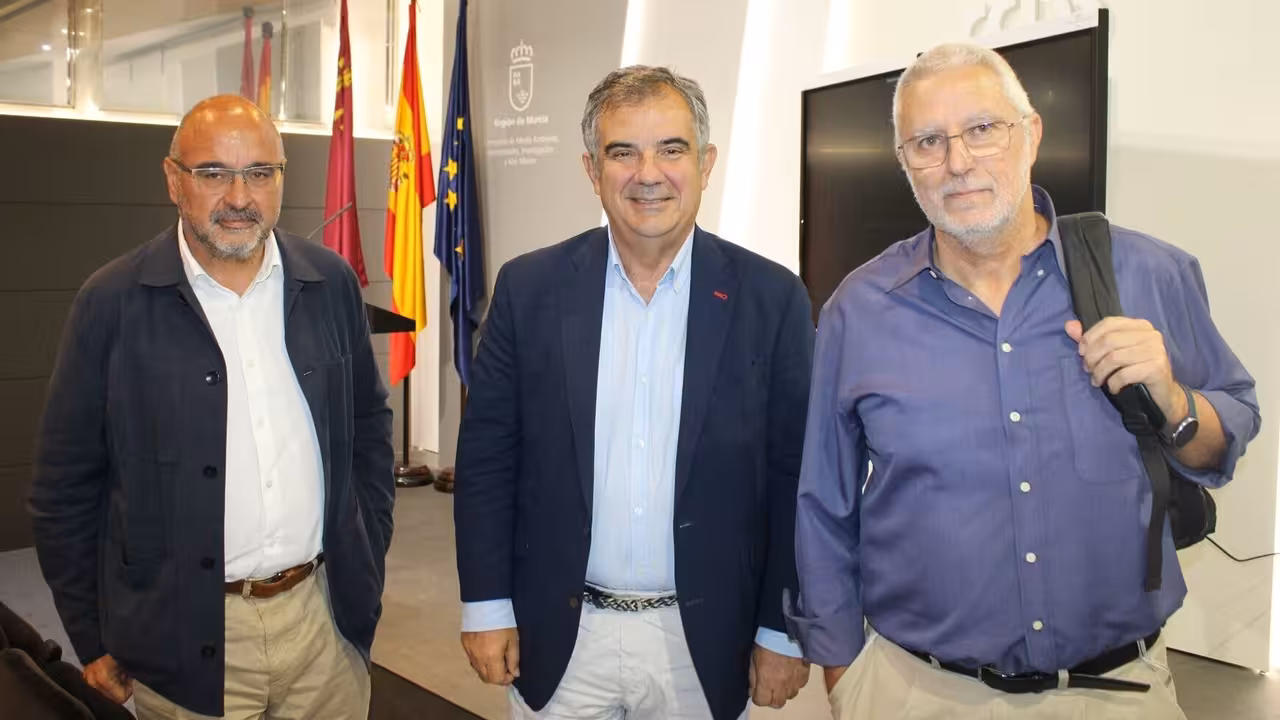 El consejero de Medio Ambiente, Universidades, Investigaci&oacute;n y Mar Menor, Juan Mar&iacute;a V&aacute;zquez, junto al catedr&aacute;tico de la Universidad de Murcia, &Aacute;ngel P&eacute;rez Ruzafa, y el director general del Mar Menor, V&iacute;ctor Serrano (Foto CARM)