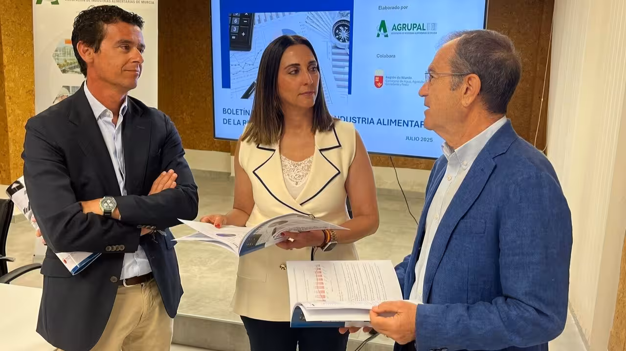 Sara Rubira durante la presentaci&oacute;n del Bolet&iacute;n de Coyuntura de la Industria Alimentaria de la Regi&oacute;n de Murcia en la sede de Agrupal (Foto CARM)