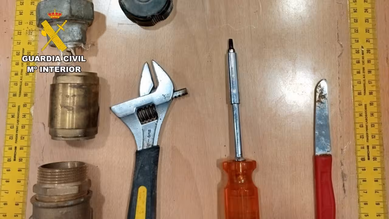 Herramientas incautadas en la desarticulaci&oacute;n del grupo que robaba casas de campo de Mula (Foto Guardia Civil)