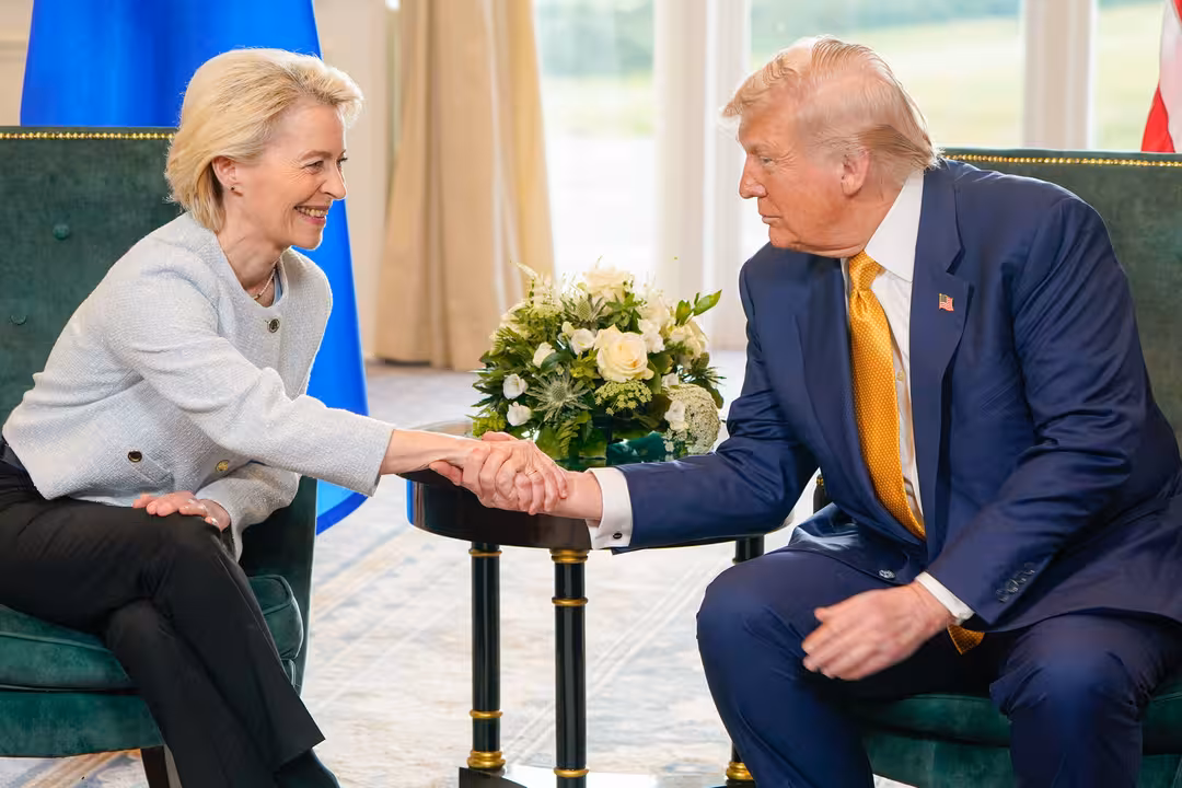 &Uacute;rsula von der Leyen y Donald Trump cierran un acuerdo arancelario ente la UE y EE.UU
(Foto Fred Guerdin @Uni&oacute;n Europea, 2025) Fuente: CE - Servicio Audiovisual / Archivo