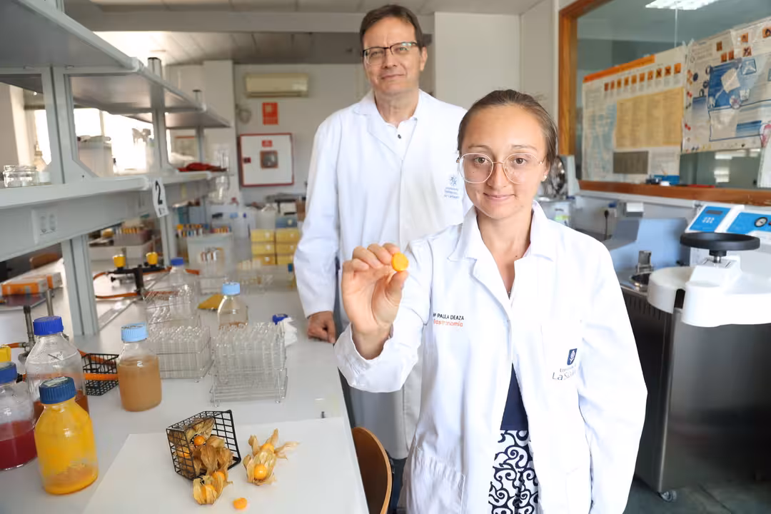 Mar&iacute;a Paula Deaza Fern&aacute;ndez en los laboratorios del grupo de investigaci&oacute;n en Ingenier&iacute;a del Fr&iacute;o y de la Seguridad Alimentaria de la UPCT (Foto UPCT)