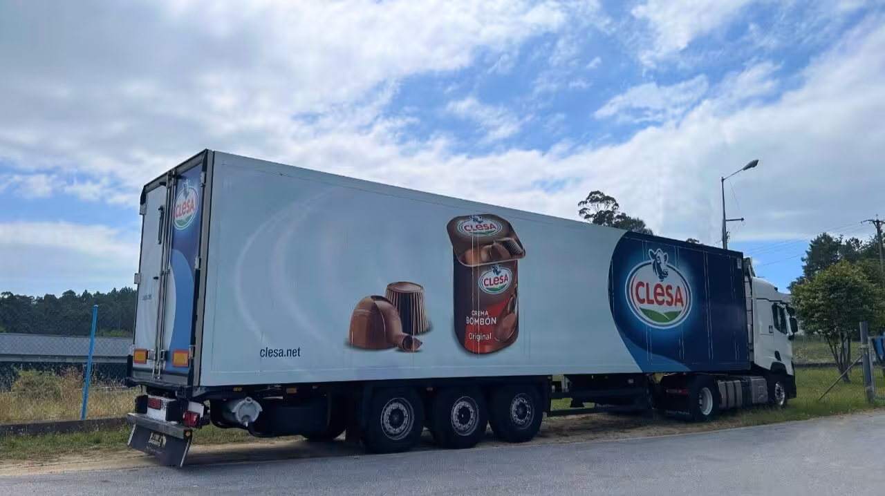 Un cami&oacute;n transportando productos l&aacute;cteos de Clesa (Foto RRSSX Clesa)