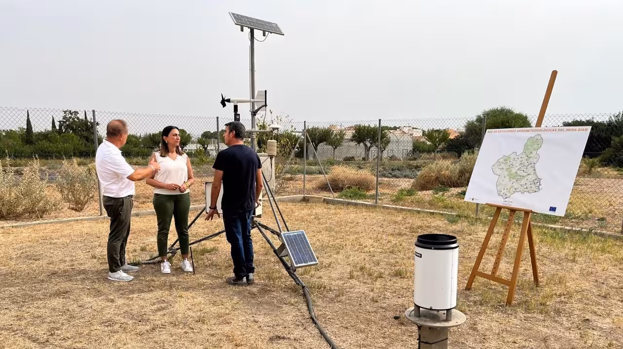 La consejera Sara Rubira en la estaci&oacute;n agroclim&aacute;tica situada en el Imida (Foto CARM)