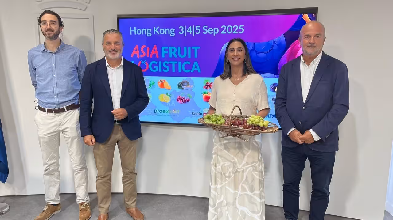 Sara Rubira junto a representantes de Apoexpa y Proexport que participan en la pr&oacute;xima edici&oacute;n de Asia Fruit Log&iacute;stica (Foto CARM)