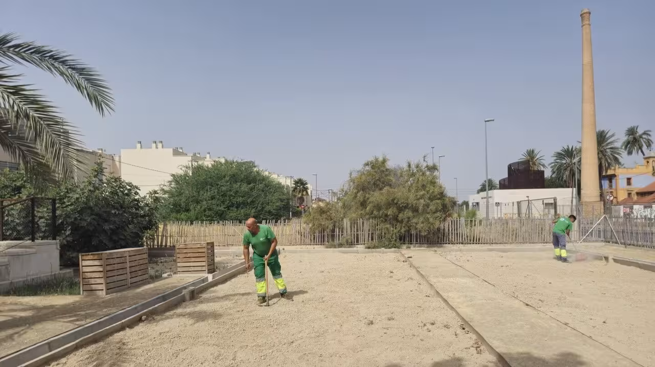 Operarios acondicionan los huertos urbanos (Foto Ayuntamiento de Murcia)