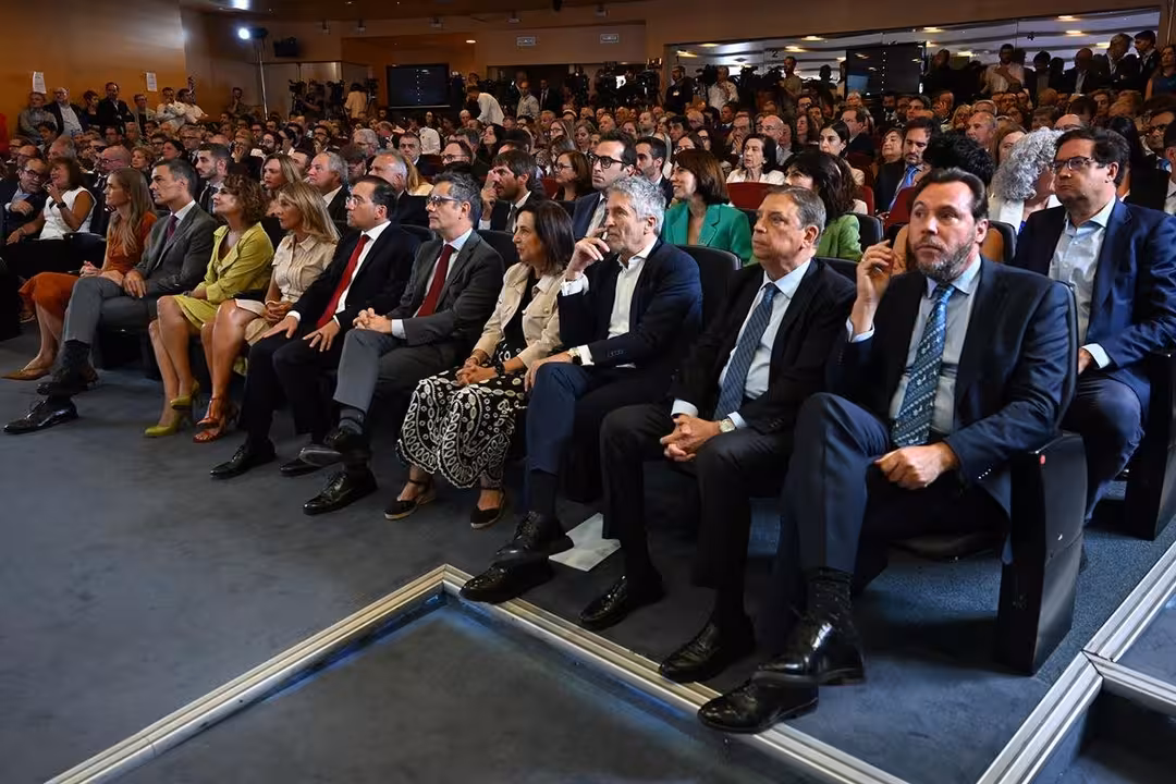 El presidente del Gobierno, Pedro S&aacute;nchez, junto al resto de representantes del Ejecutivo que han asistido a la clausura del acto de apertura del curso pol&iacute;tico (Foto Pool Moncloa / Borja Puig de la Bellacasa)
