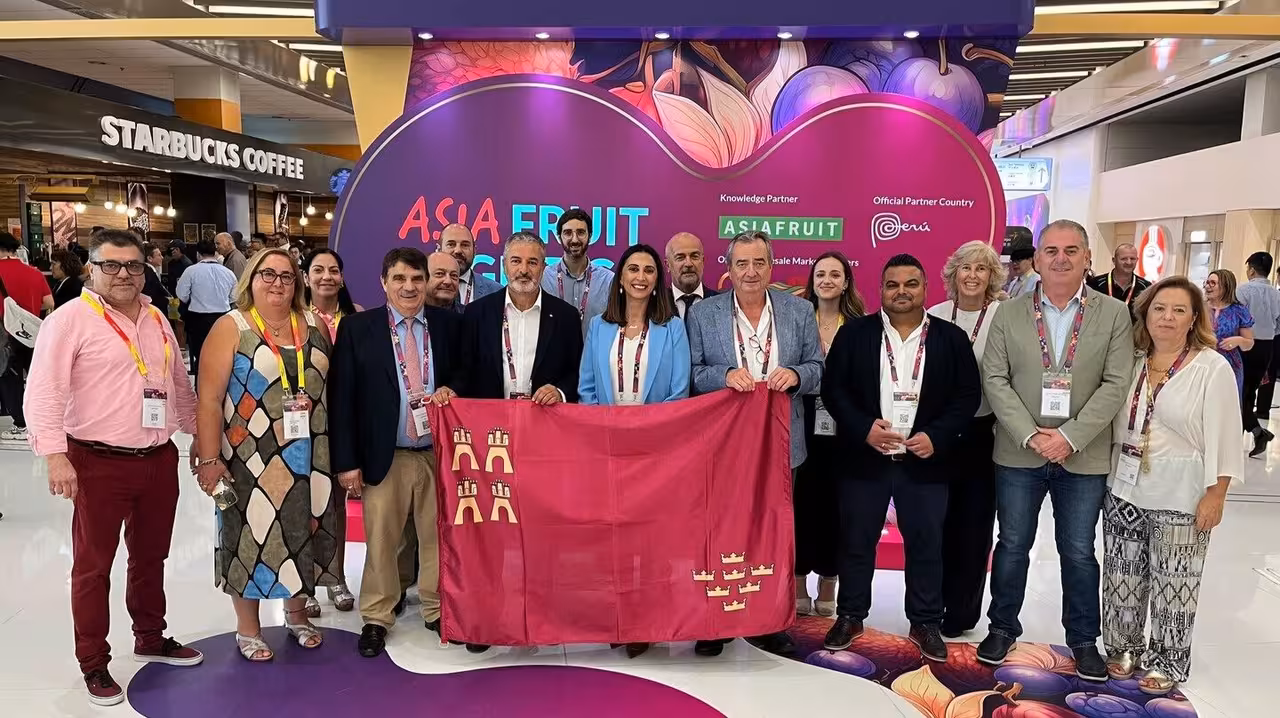 Rubira junto con el resto de la delegaci&oacute;n regional que participa en la edici&oacute;n de 2025 de Asia Fruit Log&iacute;stica (Foto CARM)