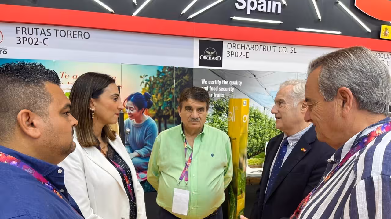 Sara Rubira en la feria Asia Fruit Logistica junto a la delegaci&oacute;n regional y el c&oacute;nsul general de Espa&ntilde;a en Hong Kong, Manuel Aguirre de C&aacute;rcer (Foto CARM)