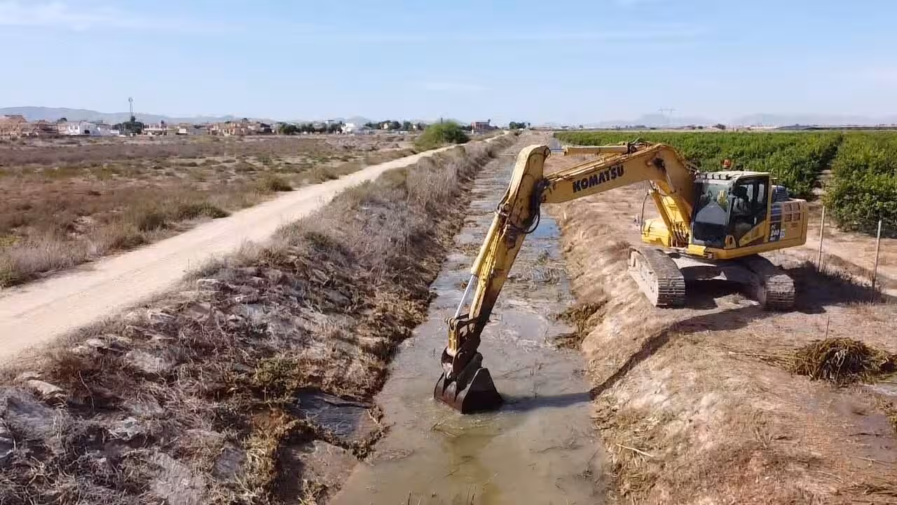 Limpieza del canal de drenaje D-7 en Los Alc&aacute;zares (Foto CHS)