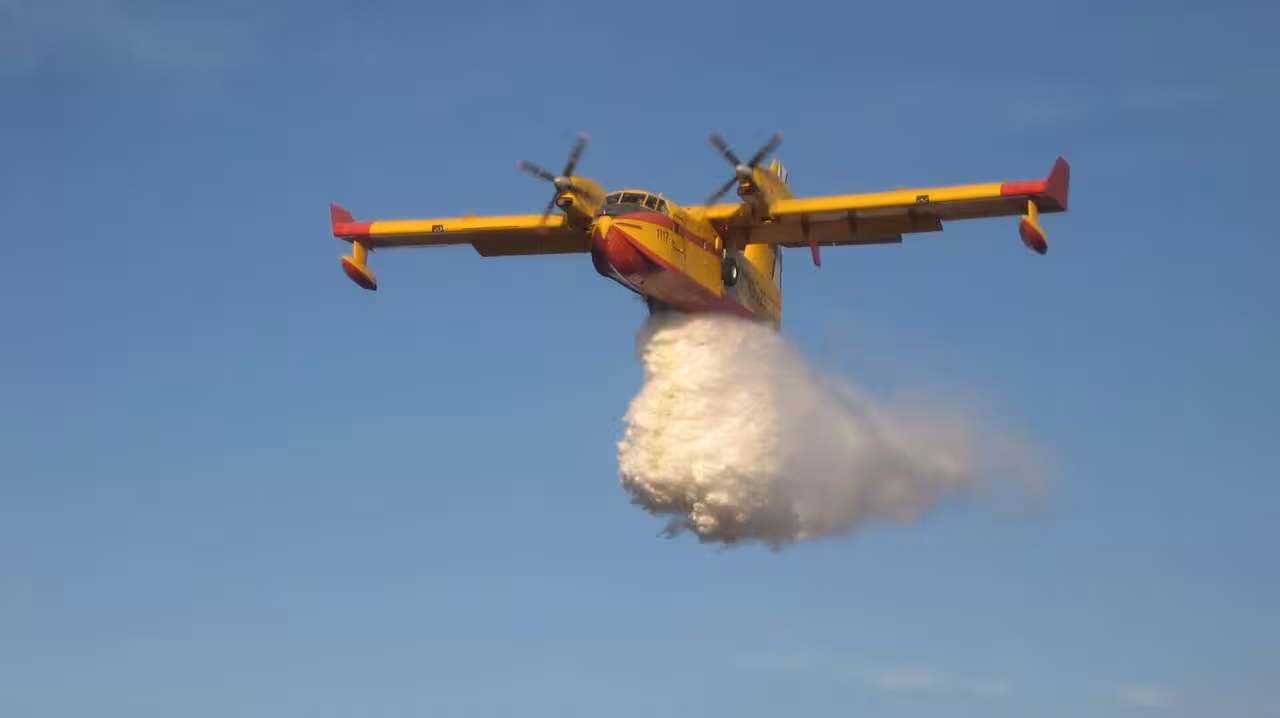 Hidroavi&oacute;n arrojando agua (Foto Miteco)