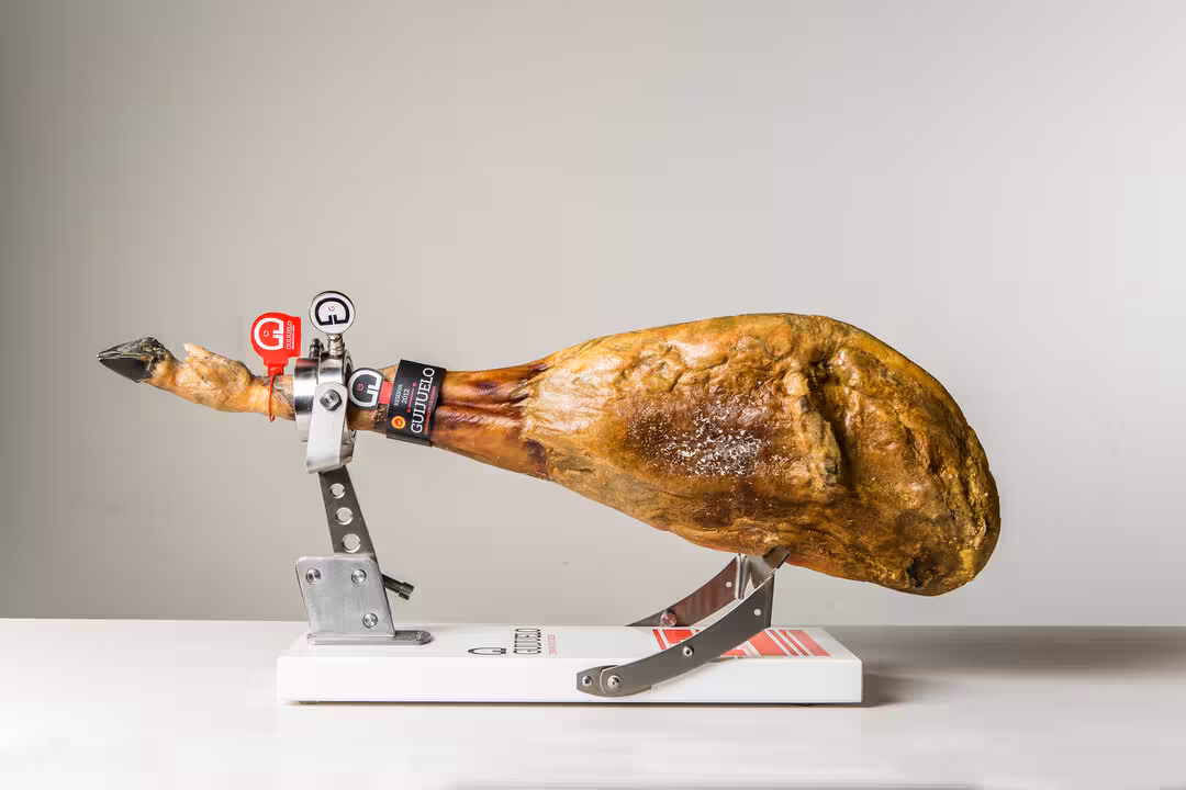 Jam&oacute;n DOP Guijuelo etiqueta roja en un jamonero (Foto CRDOP Guijuelo)