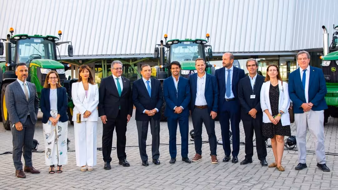 Luis Planas en el centro de innovaci&oacute;n John Deere en Parla (Foto MAPA)